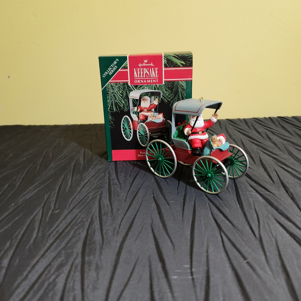 1990 Hallmark Keepsake Festive Surrey "Here Comes Santa" Ornament